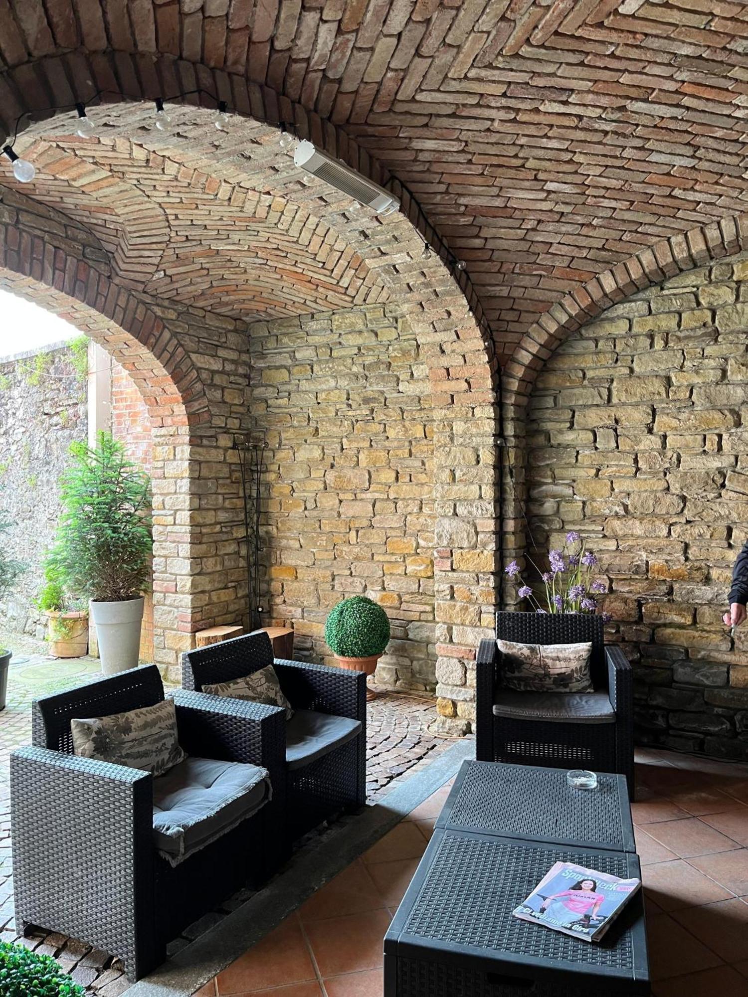 Отель Il Castello Di Bubbio Экстерьер фото